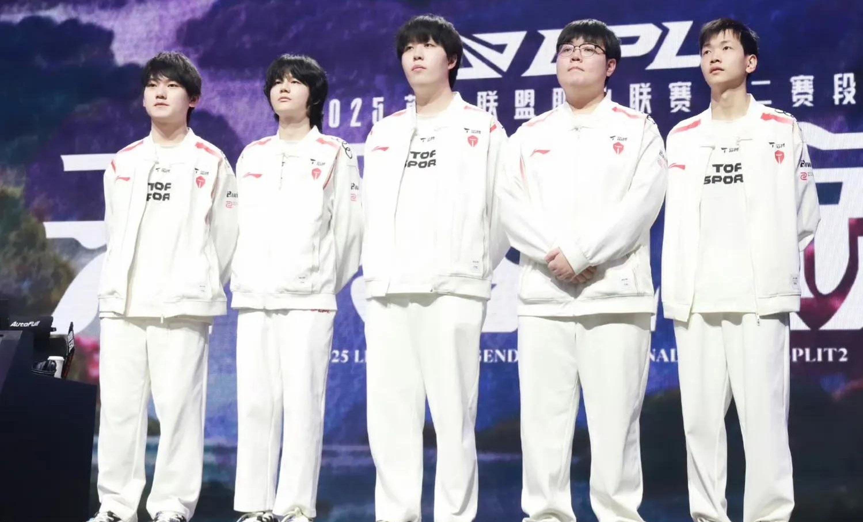 TES绝杀WBG，Tarzan完成史诗逆转激烈交锋小组赛，点燃全场激情的简单介绍