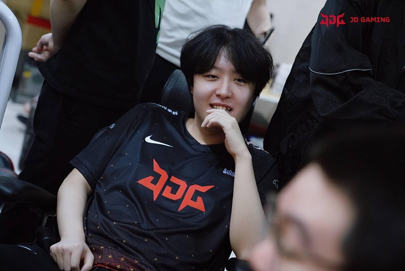 MAD血洗JDG,Kanavi团战一打五顶尖较量小组赛,成为赛场最大亮点 MAD血洗JDG,Kanavi团战一打五顶尖较量小组赛,成为赛场最大亮点