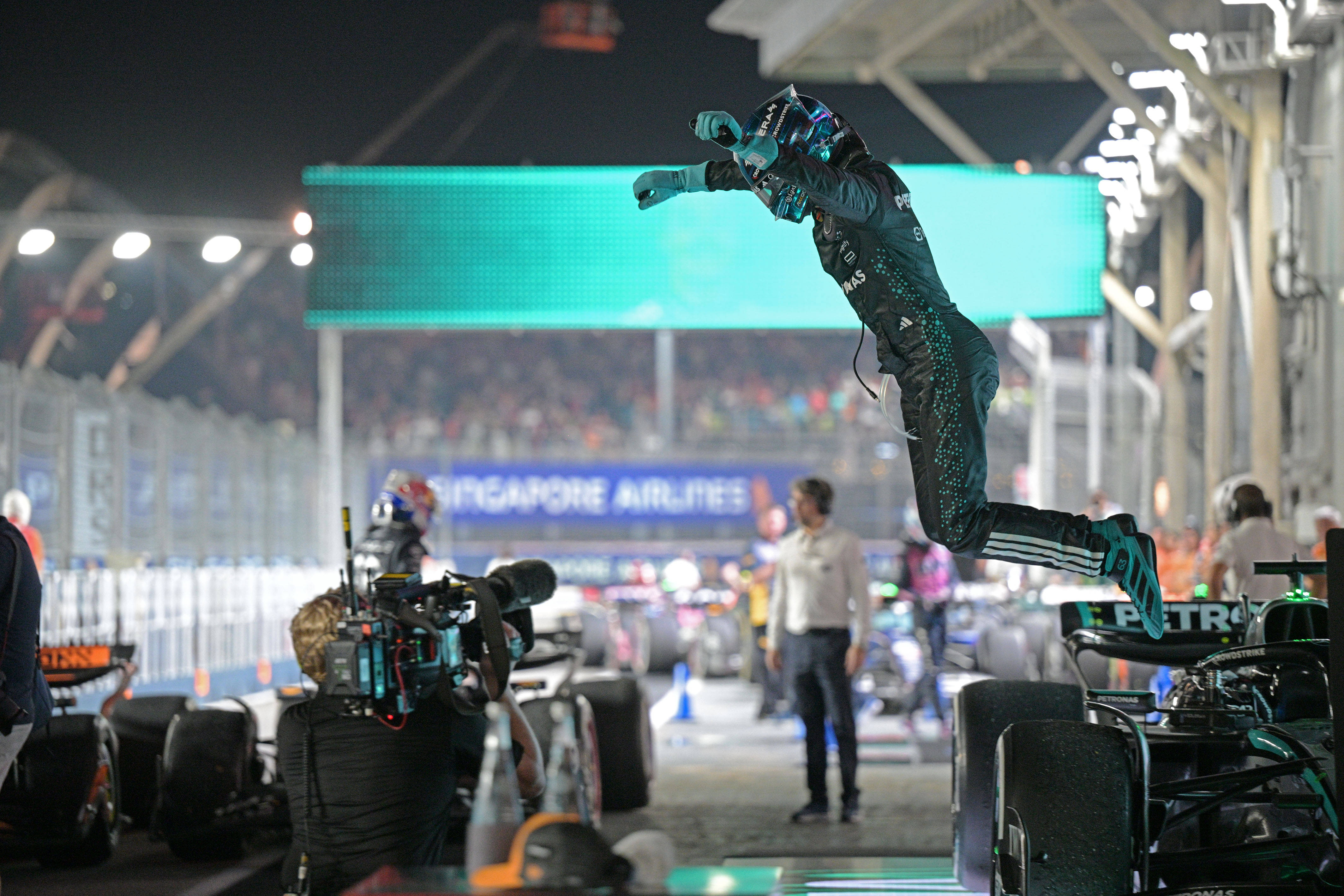 雷诺车队险胜法拉利，塞恩斯关键制胜